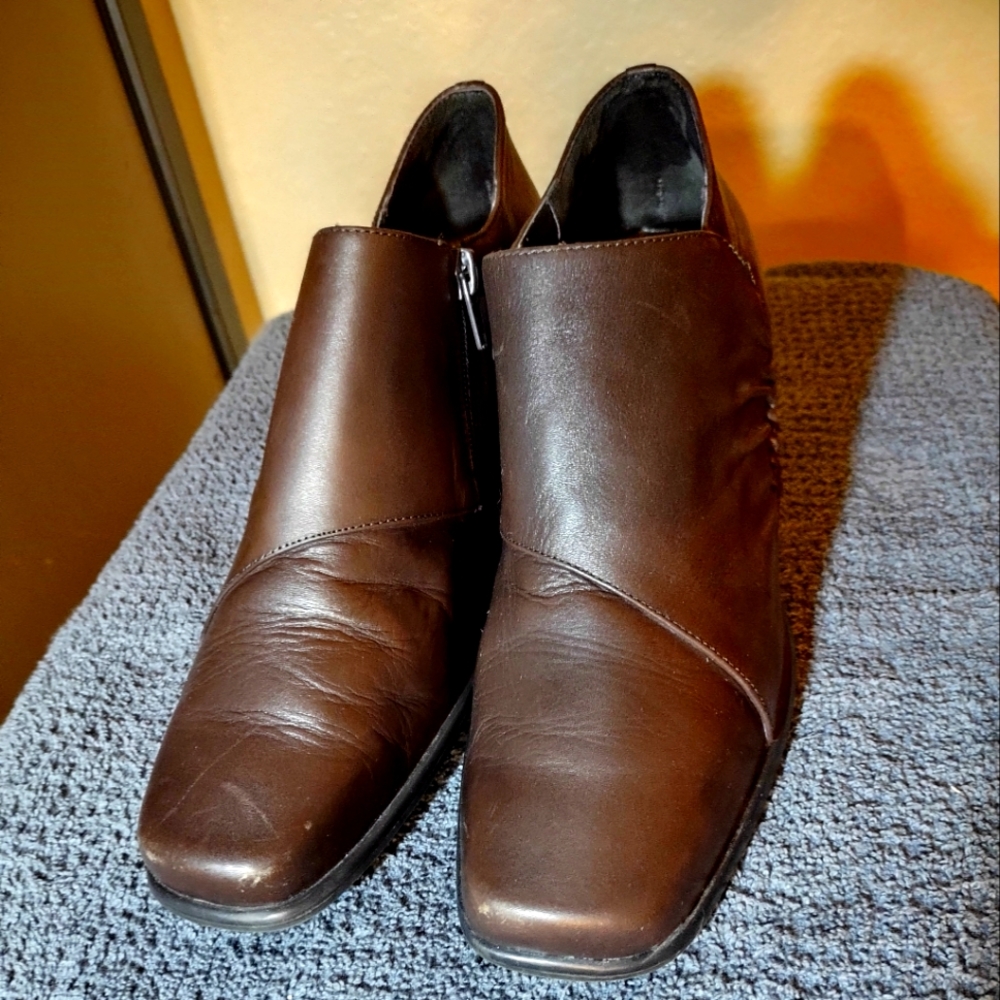 Women's Classic Elements leather ankle boot size 10M